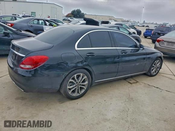 ✅ 2017 Mercedes-Benz C 300 • VIN: 55SWF4JB6HU217709 • Lot: 93892615. Wystawiony na Copart z przebiegiem 186 937 mil. Bezpłatny archiwum sprzedaży aukcyjnych z USA i szczegółowy raport historii pojazdu na DreamBid. Zdjęcie 3.