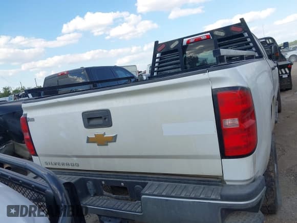 ✅ 2018 Chevrolet Silverado 2500HD Work Truck • VIN: 1GC1CUEG5JF211573 • Лот: 43252193. Опубликован ранее на IAAI с пробегом 220 060 миль. Бесплатный доступ к архиву аукционных продаж из США и подробный отчёт об истории автомобиля на DreamBid. Изображение 16.