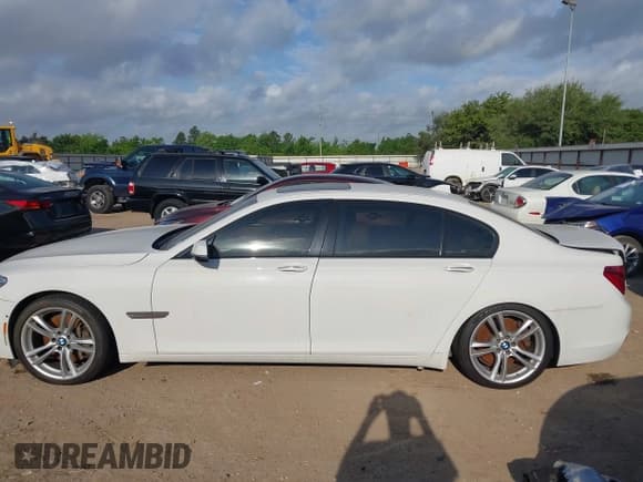 ✅ 2014 BMW 7 Series ALPINA B7 • VIN: WBAYE8C53ED136145 • Lot: 42057674. Wystawiony na IAAI z przebiegiem 108 752 mil. Bezpłatny archiwum sprzedaży aukcyjnych z USA i szczegółowy raport historii pojazdu na DreamBid. Zdjęcie 15.