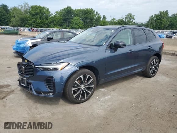 ✅ 2024 Volvo XC60 Plus Dark Theme • VIN: YV4L12RL0R1739988 • Лот: 65598695. Опубликован ранее на Copart с пробегом 18 849 миль. Бесплатный доступ к архиву аукционных продаж из США и подробный отчёт об истории автомобиля на DreamBid. Изображение 1.