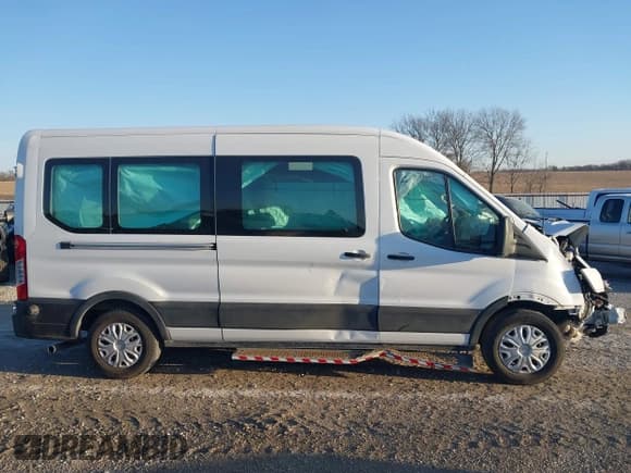 ✅ 2020 Ford Transit Passenger XL • VIN: 1FBAX2C8XLKA89036 • Lot: 41456332. Wystawiony na IAAI z przebiegiem 31 414 mil. Bezpłatny archiwum sprzedaży aukcyjnych z USA i szczegółowy raport historii pojazdu na DreamBid. Zdjęcie 13.