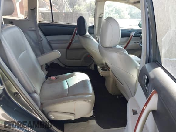 ✅ 2011 Toyota Highlander Limited • VIN: 5TDYK3EH2BS038603 • Lot: 43814186. Wystawiony na IAAI z przebiegiem 248 576 mil. Bezpłatny archiwum sprzedaży aukcyjnych z USA i szczegółowy raport historii pojazdu na DreamBid. Zdjęcie 8.