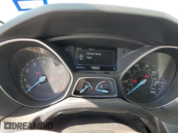 ✅ 2018 Ford Focus SE • VIN: 1FADP3FE7JL229461 • Lot: 82499245. Wystawiony na Copart z przebiegiem 66 300 mil. Bezpłatny archiwum sprzedaży aukcyjnych z USA i szczegółowy raport historii pojazdu na DreamBid. Zdjęcie 9.