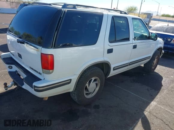 ✅ 1998 Chevrolet Blazer LS • VIN: 1GNDT13W3W2134200 • Lot: 43657607. Wystawiony na IAAI z przebiegiem Nie podano. Bezpłatny archiwum sprzedaży aukcyjnych z USA i szczegółowy raport historii pojazdu na DreamBid. Zdjęcie 4.