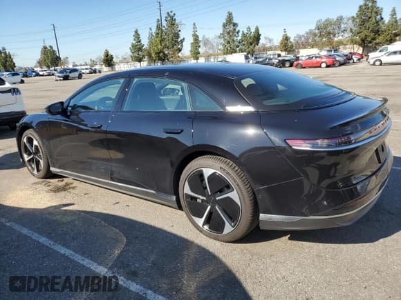 ✅ 2023 Lucid Air Pure • VIN: 50EA1PFA0PA006195 • Lot: 49089274. Wystawiony na Copart z przebiegiem 5 298 mil. Bezpłatny archiwum sprzedaży aukcyjnych z USA i szczegółowy raport historii pojazdu na DreamBid. Zdjęcie 2.