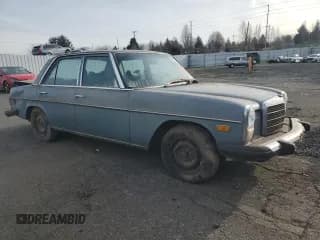 ✅ 1975 Mercedes-Benz 240 • VIN: 11511710068746 • Lot: 84009794. Wystawiony na Copart z przebiegiem 13 093 mil. Bezpłatny archiwum sprzedaży aukcyjnych z USA i szczegółowy raport historii pojazdu na DreamBid. Zdjęcie 4.