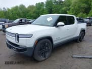 ✅ 2023 Rivian R1T Adventure • VIN: 7FCTGBAA2PN029809 • Lot: 42243082. Wystawiony na IAAI z przebiegiem 35 825 mil. Bezpłatny archiwum sprzedaży aukcyjnych z USA i szczegółowy raport historii pojazdu na DreamBid. Zdjęcie 17.