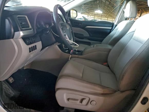 ✅ 2019 Toyota Highlander LE • VIN: 5TDZZRFH1KS329465 • Lot: 94925345. Listed on Copart with 82,256 mi. Free auction sales archive from the USA and detailed vehicle history report at DreamBid. Image 7.