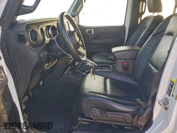 ✅ 2021 Jeep Wrangler Unlimited Sahara High Altitude • VIN: 1C4HJXEN5MW748985 • Lot: 94197935. Wystawiony na Copart z przebiegiem 46 672 mil. Bezpłatny archiwum sprzedaży aukcyjnych z USA i szczegółowy raport historii pojazdu na DreamBid. Zdjęcie 7.