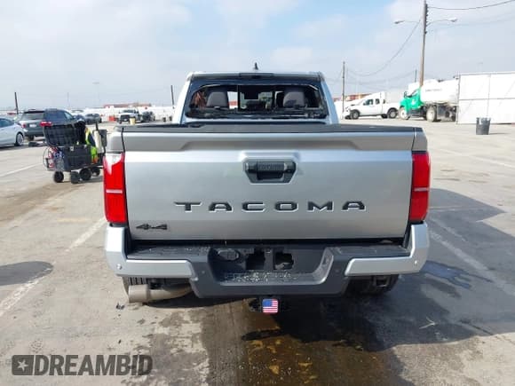 ✅ 2024 Toyota Tacoma SR5 • VIN: 3TMLB5JN5RM000794 • Lot: 43782792. Wystawiony na IAAI z przebiegiem 12 877 mil. Bezpłatny archiwum sprzedaży aukcyjnych z USA i szczegółowy raport historii pojazdu na DreamBid. Zdjęcie 16.