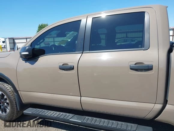 ✅ 2020 Nissan Titan SL • VIN: 1N6AA1ED7LN510448 • Lot: 42440306. Wystawiony na IAAI z przebiegiem 86 918 mil. Bezpłatny archiwum sprzedaży aukcyjnych z USA i szczegółowy raport historii pojazdu na DreamBid. Zdjęcie 14.