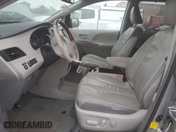 ✅ 2013 Toyota Sienna Limited • VIN: 5TDYK3DC2DS310088 • Lot: 90090285. Wystawiony na Copart z przebiegiem 205 938 mil. Bezpłatny archiwum sprzedaży aukcyjnych z USA i szczegółowy raport historii pojazdu na DreamBid. Zdjęcie 7.