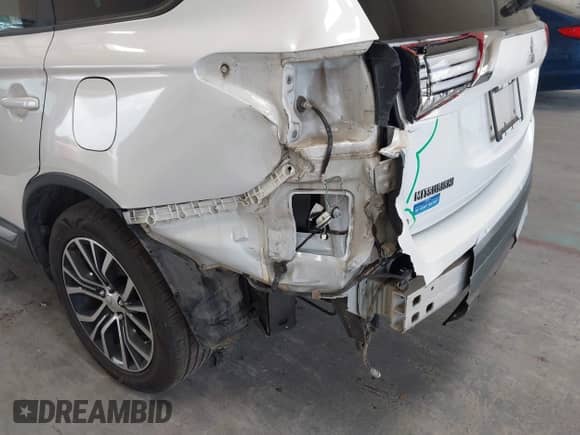 2016 Mitsubishi Outlander SE z VIN JA4AD3A33GZ013599, wystawiony jako IAAI lot #42884420 z przebiegiem 137 821 mil mil oraz . Historia ofert i sprzedaży dostępna na DreamBid. Obrazek 6.