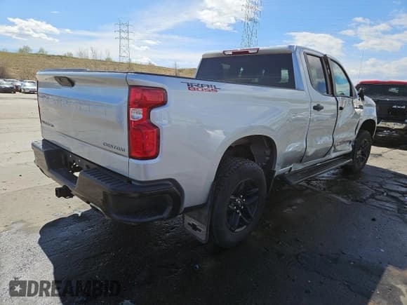 ✅ 2020 Chevrolet Silverado 1500 Custom Trail Boss • VIN: 1GCRYCEF6LZ308062 • Lot: 53351905. Wystawiony na Copart z przebiegiem 121 099 mil. Bezpłatny archiwum sprzedaży aukcyjnych z USA i szczegółowy raport historii pojazdu na DreamBid. Zdjęcie 3.