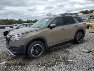 ✅ 2024 Nissan Pathfinder Rock Creek • VIN: 5N1DR3BD1RC239380 • Lot: 85159465. Wystawiony na Copart z przebiegiem 22 379 mil. Bezpłatny archiwum sprzedaży aukcyjnych z USA i szczegółowy raport historii pojazdu na DreamBid. Zdjęcie 1.