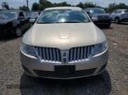 ✅ 2009 Lincoln MKS • VIN: 1LNHM93R89G622819 • Lot: 66025615. Wystawiony na Copart z przebiegiem 99 365 mil. Bezpłatny archiwum sprzedaży aukcyjnych z USA i szczegółowy raport historii pojazdu na DreamBid. Zdjęcie 5.