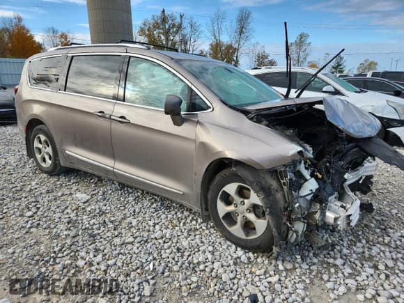 ✅ 2017 Chrysler Pacifica Touring L Plus • VIN: 2C4RC1EG6HR578227 • Lot: 91067755. Listed on Copart with 147,205 mi. Free auction sales archive from the USA and detailed vehicle history report at DreamBid. Image 4.
