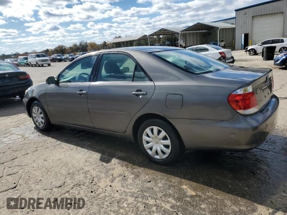 ✅ 2005 Toyota Camry XLE • VIN: 4T1BE32K05U970629 • Лот: 90518885. Опубликован ранее на Copart с пробегом 214 566 миль. Бесплатный доступ к архиву аукционных продаж из США и подробный отчёт об истории автомобиля на DreamBid. Изображение 2.