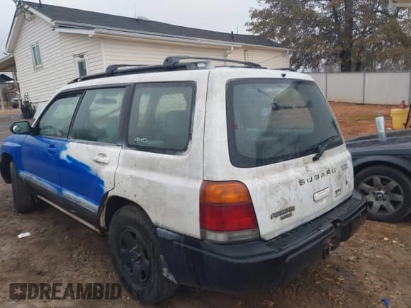 ✅ 2000 Subaru Forester L • VIN: JF1SF6356YH724568 • Lot: 43727977. Wystawiony na IAAI z przebiegiem 209 586 mil. Bezpłatny archiwum sprzedaży aukcyjnych z USA i szczegółowy raport historii pojazdu na DreamBid. Zdjęcie 3.