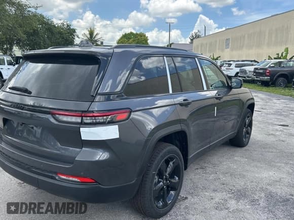 ✅ 2023 Jeep Grand Cherokee • VIN: 1C4RJHJG0P8723843 • Lot: 67399225. Listed on Copart with 8 mi. Free auction sales archive from the USA and detailed vehicle history report at DreamBid. Image 4.