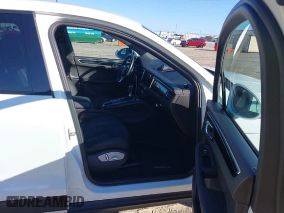 ✅ 2021 Porsche Macan • VIN: WP1AA2A59MLB08627 • Lot: 43028594. Wystawiony na IAAI z przebiegiem 30 803 mil. Bezpłatny archiwum sprzedaży aukcyjnych z USA i szczegółowy raport historii pojazdu na DreamBid. Zdjęcie 5.