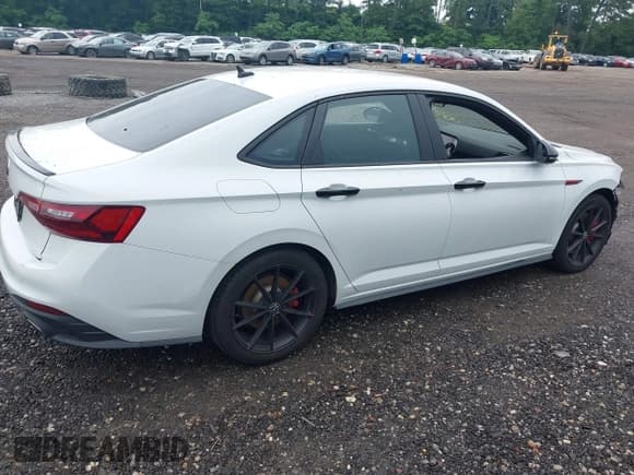 ✅ 2024 Volkswagen Jetta 40th Anniversary Edition • VIN: 3VW9T7BU5RM016273 • Лот: 42588682. Опубликован ранее на IAAI с пробегом 32 787 миль. Бесплатный доступ к архиву аукционных продаж из США и подробный отчёт об истории автомобиля на DreamBid. Изображение 4.