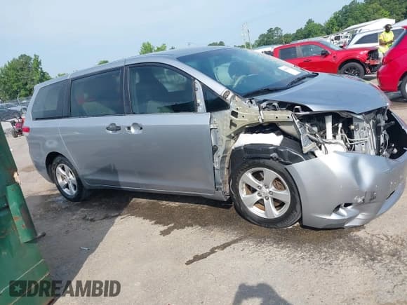 ✅ 2013 Toyota Sienna L • VIN: 5TDZK3DC3DS348420 • Лот: 42560718. Опубликован ранее на IAAI с пробегом 221 621 миль. Бесплатный доступ к архиву аукционных продаж из США и подробный отчёт об истории автомобиля на DreamBid. Изображение 14.