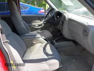 ✅ 2004 Chevrolet Blazer LS • VIN: 1GNDT13X94K142808 • Lot: 42523319. Wystawiony na IAAI z przebiegiem 70 818 mil. Bezpłatny archiwum sprzedaży aukcyjnych z USA i szczegółowy raport historii pojazdu na DreamBid. Zdjęcie 5.