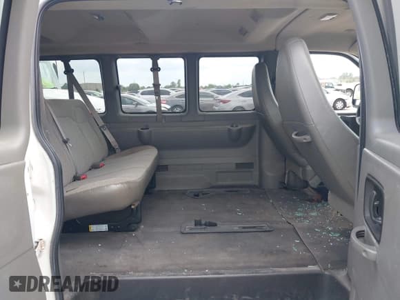 ✅ 2014 Chevrolet Express Passenger LT • VIN: 1GAZG1FG7E1109420 • Lot: 42932165. Wystawiony na IAAI z przebiegiem 73 267 mil. Bezpłatny archiwum sprzedaży aukcyjnych z USA i szczegółowy raport historii pojazdu na DreamBid. Zdjęcie 8.