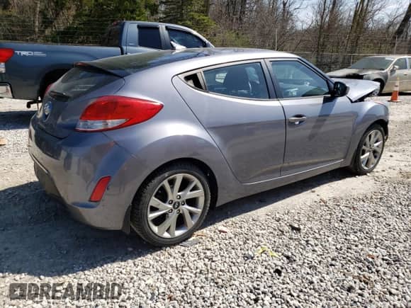 2016 Hyundai Veloster z VIN KMHTC6AD5GU275712, wystawiony jako Copart lot #48259043 z przebiegiem 125 345 mil mil oraz . Historia ofert i sprzedaży dostępna na DreamBid. Obrazek 3.