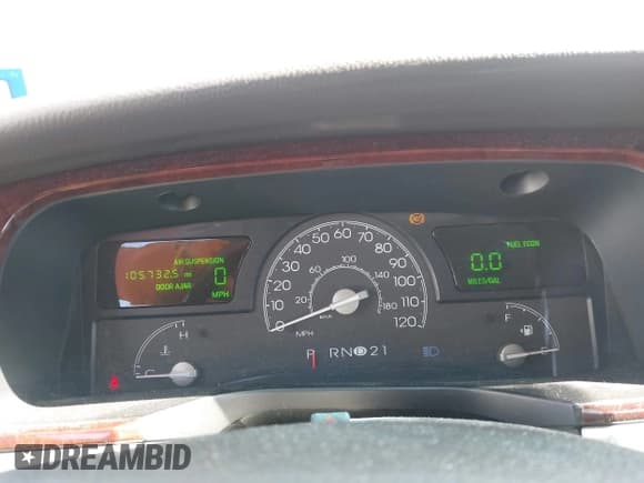 ✅ 2005 Lincoln Town Car Signature Limited • VIN: 1LNHM82W65Y644453 • Lot: 42425042. Listed on IAAI with 105,732 mi. Free auction sales archive from the USA and detailed vehicle history report at DreamBid. Image 7.