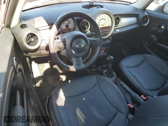 2013 MINI Hardtop с VIN WMWSU3C51DT689523, выставлен на аукционе Copart как лот 81398215 с пробегом 67 240 миль миль и Списание • Salvage title. История ставок и продаж доступна на DreamBid. Изображение 8.