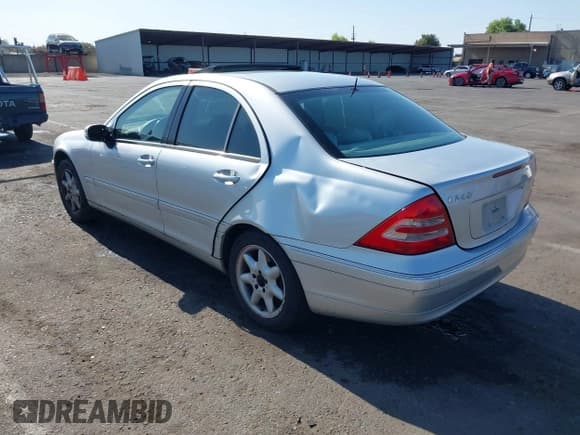 ✅ 2002 Mercedes-Benz C 230/260/280/320 • VIN: WDBRF61J62F233802 • Lot: 42574637. Wystawiony na IAAI z przebiegiem 238 810 mil. Bezpłatny archiwum sprzedaży aukcyjnych z USA i szczegółowy raport historii pojazdu na DreamBid. Zdjęcie 3.