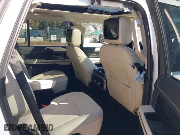 ✅ 2019 Ford Expedition Platinum • VIN: 1FMJU1MT2KEA52380 • Lot: 43488080. Wystawiony na IAAI z przebiegiem 83 989 mil. Bezpłatny archiwum sprzedaży aukcyjnych z USA i szczegółowy raport historii pojazdu na DreamBid. Zdjęcie 8.