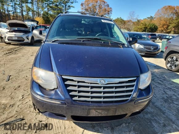 ✅ 2005 Chrysler Town & Country Limited • VIN: 2C8GP64L35R294331 • Lot: 92526025. Listed on Copart with 141,815 mi. Free auction sales archive from the USA and detailed vehicle history report at DreamBid. Image 5.