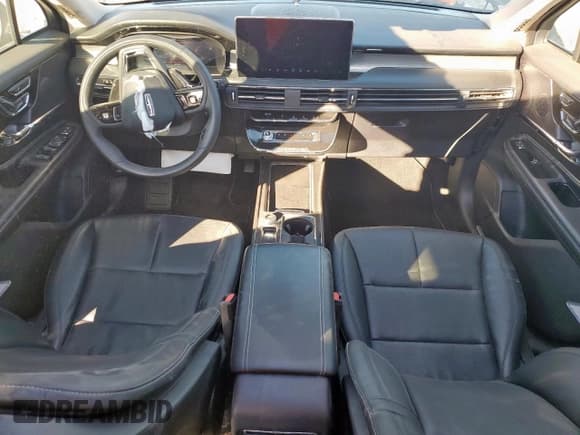 ✅ 2024 Lincoln Corsair Premiere • VIN: 5LMCJ1CA5RUL16514 • Lot: 92244095. Wystawiony na Copart z przebiegiem 16 237 mil. Bezpłatny archiwum sprzedaży aukcyjnych z USA i szczegółowy raport historii pojazdu na DreamBid. Zdjęcie 8.