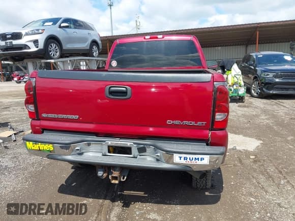 ✅ 2005 Chevrolet Silverado 2500HD LS • VIN: 1GCHK23UX5F970479 • Lot: 42342835. Wystawiony na IAAI z przebiegiem 259 879 mil. Bezpłatny archiwum sprzedaży aukcyjnych z USA i szczegółowy raport historii pojazdu na DreamBid. Zdjęcie 17.