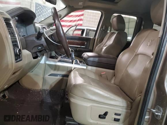 2010 Dodge 1500 Laramie z VIN 1D7RV1GT8AS210761, wystawiony jako Copart lot #42701045 z przebiegiem 177 696 mil mil oraz Szkoda całkowita • Salvage title. Historia ofert i sprzedaży dostępna na DreamBid. Obrazek 7.