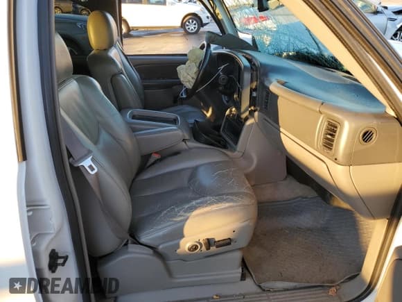 ✅ 2003 Chevrolet Suburban Z71 • VIN: 3GNFK16T03G205000 • Лот: 86055814. Опубликован ранее на Copart с пробегом Не указан. Бесплатный доступ к архиву аукционных продаж из США и подробный отчёт об истории автомобиля на DreamBid. Изображение 7.