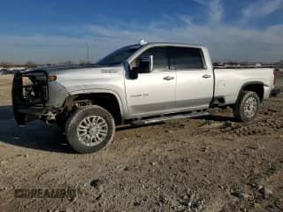 2020 Chevrolet Silverado 3500HD High Country z VIN 1GC4YVEYXLF156957, wystawiony jako Copart lot #88799745 z przebiegiem 114 026 mil mil oraz Szkoda całkowita • Salvage title. Historia ofert i sprzedaży dostępna na DreamBid. Obrazek 1.