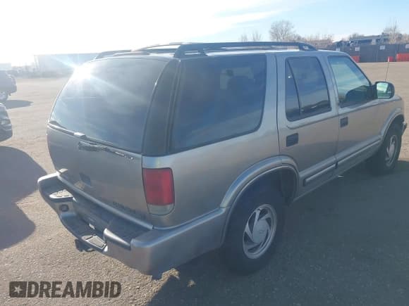✅ 2001 Chevrolet Blazer LT • VIN: 1GNDT13W012114656 • Lot: 41659020. Wystawiony na IAAI z przebiegiem 149 713 mil. Bezpłatny archiwum sprzedaży aukcyjnych z USA i szczegółowy raport historii pojazdu na DreamBid. Zdjęcie 4.
