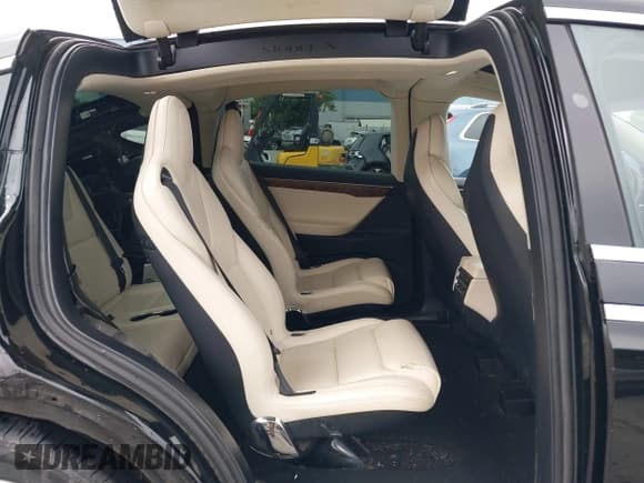 ✅ 2017 Tesla Model X 90D • VIN: 5YJXCBE27HF079059 • Lot: 43562486. Wystawiony na IAAI z przebiegiem 88 065 mil. Bezpłatny archiwum sprzedaży aukcyjnych z USA i szczegółowy raport historii pojazdu na DreamBid. Zdjęcie 8.