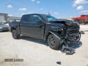 ✅ 2022 Chevrolet Silverado 1500 Custom Trail Boss • VIN: 3GCPDCEDXNG565746 • Lot: 80677825. Wystawiony na Copart z przebiegiem 70 854 mil. Bezpłatny archiwum sprzedaży aukcyjnych z USA i szczegółowy raport historii pojazdu na DreamBid. Zdjęcie 4.