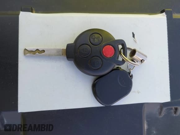 ✅ 2013 Smart fortwo Pure • VIN: WMEEJ3BA5DK622812 • Lot: 42356026. Wystawiony na IAAI z przebiegiem 64 983 mil. Bezpłatny archiwum sprzedaży aukcyjnych z USA i szczegółowy raport historii pojazdu na DreamBid. Zdjęcie 11.