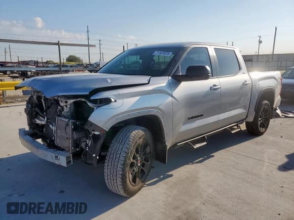 ✅ 2024 Toyota Tundra SR5 • VIN: 5TFLA5DB9RX185804 • Лот: 71107975. Опубликован ранее на Copart с пробегом 33 393 миль. Бесплатный доступ к архиву аукционных продаж из США и подробный отчёт об истории автомобиля на DreamBid. Изображение 1.