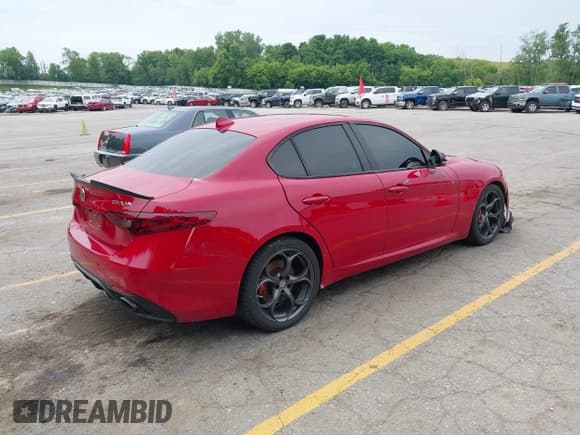 ✅ 2018 Alfa Romeo Giulia Ti Sport • VIN: ZARFAEEN1J7567230 • Lot: 42557668. Listed on IAAI with 54,363 mi. Free auction sales archive from the USA and detailed vehicle history report at DreamBid. Image 4.