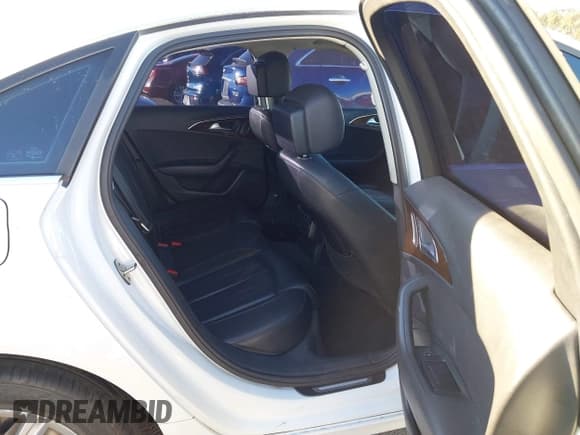 ✅ 2015 Audi A6 Premium • VIN: WAUCFAFC0FN017764 • Lot: 43904692. Wystawiony na IAAI z przebiegiem 142 040 mil. Bezpłatny archiwum sprzedaży aukcyjnych z USA i szczegółowy raport historii pojazdu na DreamBid. Zdjęcie 8.