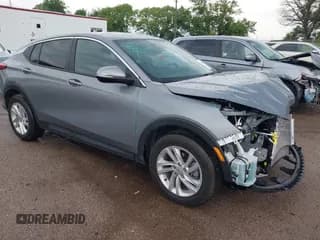 ✅ 2024 Buick Envista Preferred • VIN: KL47LAE28RB219399 • Lot: 42604463. Wystawiony na IAAI z przebiegiem 9 088 mil. Bezpłatny archiwum sprzedaży aukcyjnych z USA i szczegółowy raport historii pojazdu na DreamBid. Zdjęcie 1.