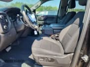 ✅ 2022 Chevrolet Silverado 1500 Custom • VIN: 3GCPYBEK8NG194146 • Lot: 64076555. Wystawiony na Copart z przebiegiem 61 096 mil. Bezpłatny archiwum sprzedaży aukcyjnych z USA i szczegółowy raport historii pojazdu na DreamBid. Zdjęcie 7.