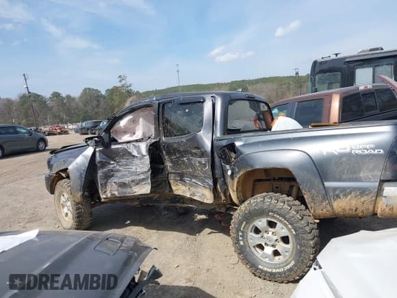 ✅ 2015 Toyota Tacoma • VIN: 5TFLU4EN9FX111322 • Lot: 41621064. Listed on IAAI with Not provided. Free auction sales archive from the USA and detailed vehicle history report at DreamBid. Image 13.